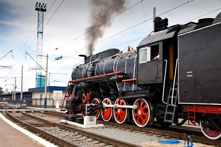 工程案列旧的蒸汽列车正驶离火站旧的蒸汽引擎火车头列沿着铁路向摄像头前进背景