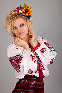 妇女穿着乌克兰国服图片
