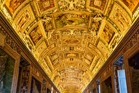 位于意大利罗密美的梵蒂安市博物馆的画廊天花板图片