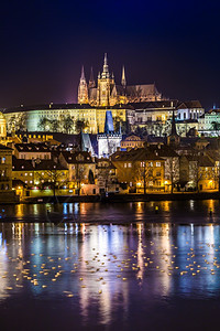 捷克夜晚的布拉格哥特式城堡和查尔斯桥图片