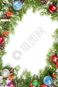 圣诞节背景有球装饰品和雪霍利贝白孤立的圆锥图片