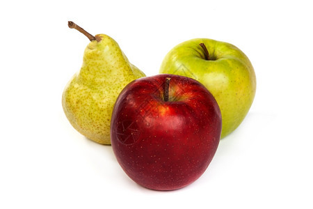 一个梨子红苹果和孤立在白色背景上的绿苹果图片