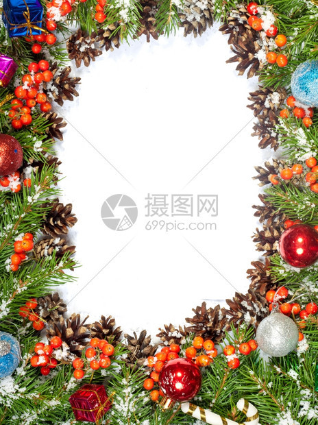 圣诞节背景有球装饰品和雪霍利贝白孤立的圆锥图片