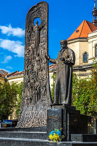 诗人塔拉斯谢夫琴科纪念碑圣人彼得和保罗教堂乌拉茵省伊夫沃市政厅塔192年建造了纪念碑图片