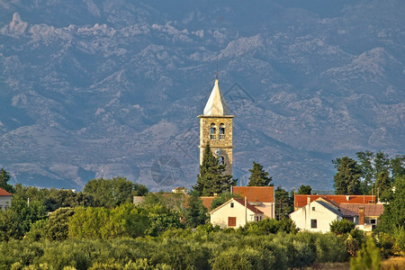 Dalmtin村Zo教堂塔和Velbit山croai图片