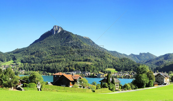 阿尔卑斯山脉湖附近村庄的风景图片