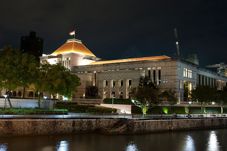 夏尔加波议会大厦的夜景图片