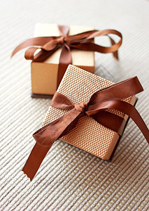 两个带丝和弓的奢华礼品盒图片
