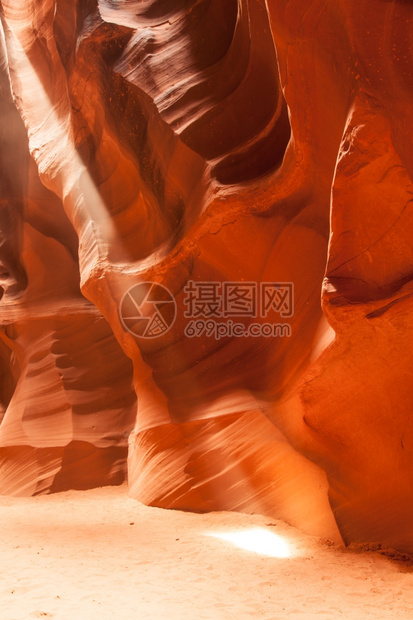恒星峡谷内由石制的扭曲橙色波浪图片