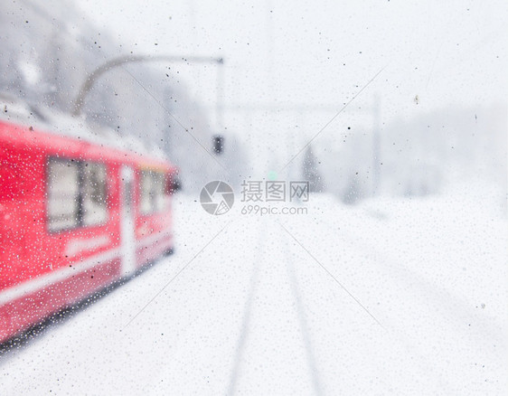 著名的伯尼娜红列车unesco纪念碑在冬季暴风雨中图片