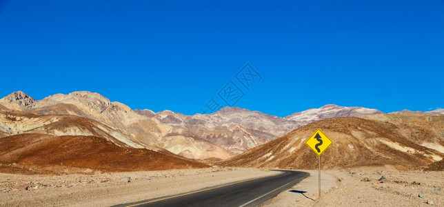 谷地加州沙漠中部的公路图片