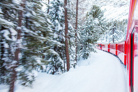 著名的伯尼娜红列车unesco纪念碑在冬季暴风雨中图片