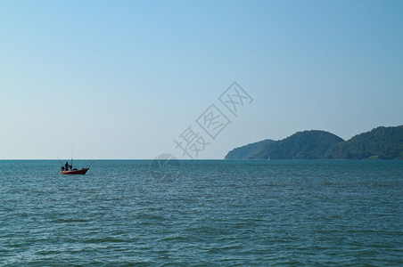 一艘在海中乘船的渔民图片