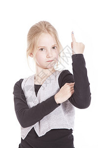 年轻金发女孩在工作室用白种背景的手指着白种背景图片