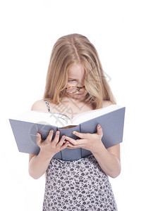 带眼镜的金发女孩在看书图片