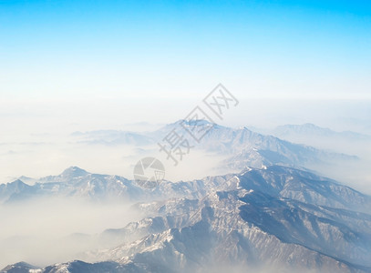 飞机下的大山风景图片