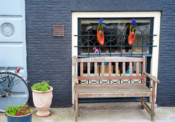 纳黑地阿姆斯特丹街上的木板凳图片