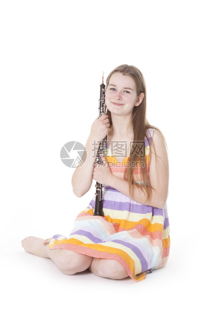 持双簧管的年轻女孩图片