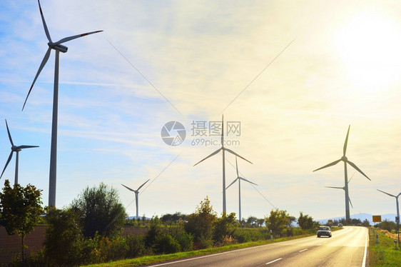 日落时电机翼涡轮和德国公路图片
