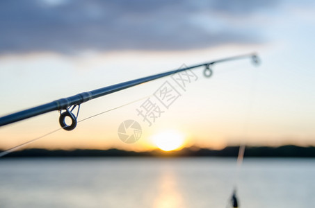 日落前在湖上捕鱼图片