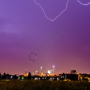 在夏洛特城的暴风中有雷电和暴图片