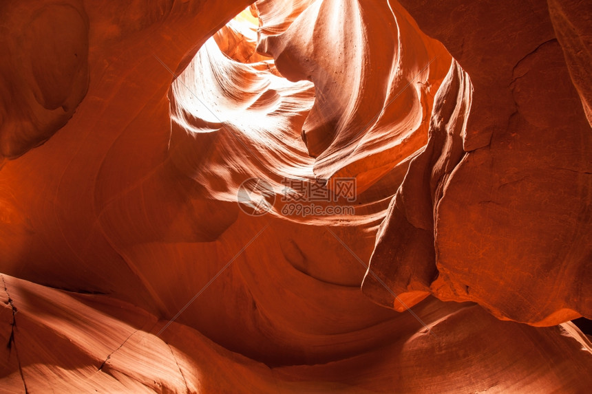 恒星峡谷内由石制的扭曲橙色波浪图片