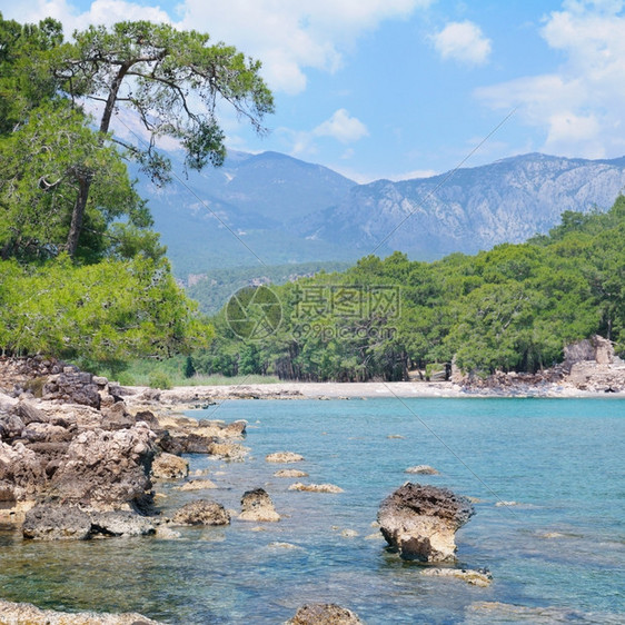 海湾山峰和光滑的海岸图片