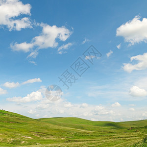 与蓝色天空相对的闪山峰图片