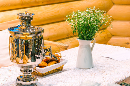 鲜亮的马莫瓦和花束在生锈的桌子上图片