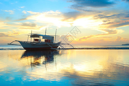 日落时传统菲里平鱼船的热带景观图片