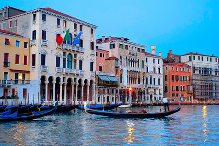 歌尔多拉在黄昏时威尼斯的运河上在多彩的黄昏Italy图片