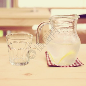 一杯柠檬水加夏季空杯子反向过滤效应图片