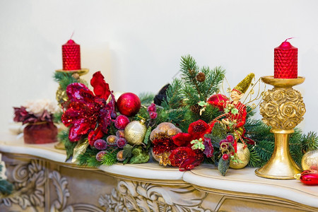 以蜡烛和园地装饰的壁炉供圣诞节使用图片