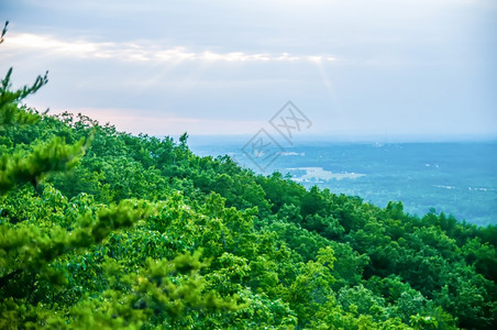 北卡罗莱纳加斯特诺附近拥挤山的美丽空中风景图片