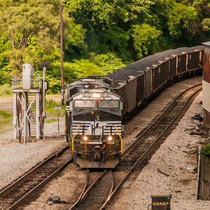 铁路轨道上缓慢移动的煤马车图片