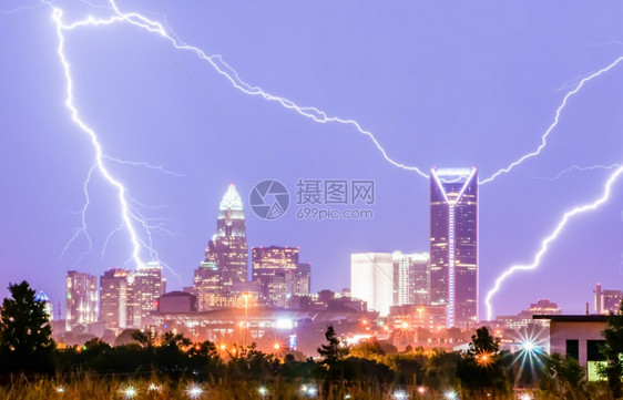 北卡罗莱纳州Charlote市天线被雷暴电击中a图片