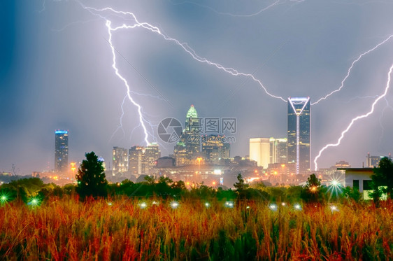 北卡罗莱纳州Charlote市天线被雷暴电击中a图片