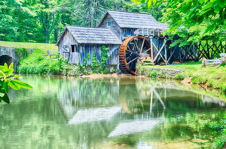 农村弗吉尼亚州蓝色山脊公园和夏季对池塘的反射图片