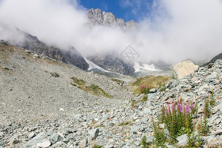 通向蒙维索山顶的是最风景优美的山峰阿尔卑斯图片