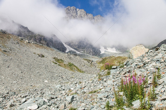 通向蒙维索山顶的是最风景优美的山峰阿尔卑斯图片