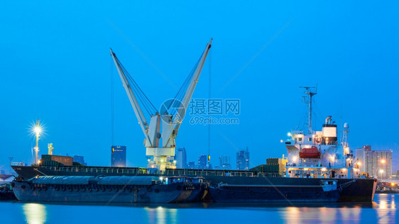 物流概念集装箱货运船输进口出港和起重机图片