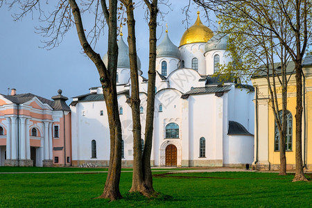Novgrdkemlin领土上的白石东正教堂图片