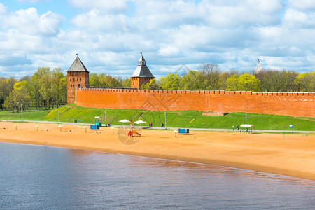 靠近克里姆林镇附的沙滩在Velikynovgrd图片