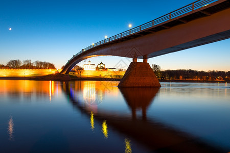 俯视新哥罗德克伦林的桥夜照图片