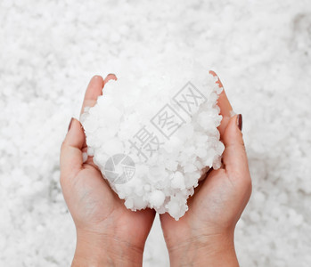 手握着微小的冰雹图片素材