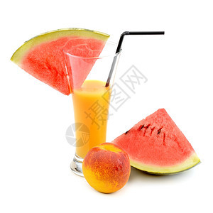 玻璃西瓜和桃子中的果汁在白色背景中分离图片