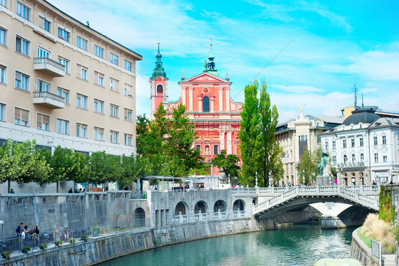ljuban市中心rjublanic河三座桥前方广场slovenia图片