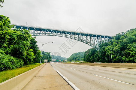 高速公路上的钢桥图片