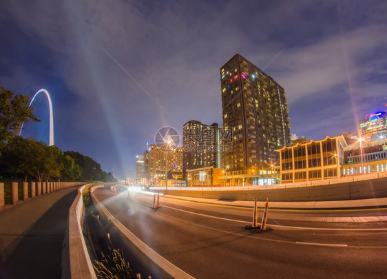 圣路易斯大门拱门和市中心天际线图片