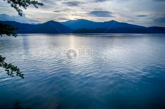 在大山中烟雾弥漫图片